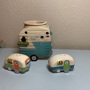 Wax warmer / Salt & Pepper shaker set.